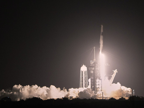 La première mission spatiale habitée survolant les pôles est lancée