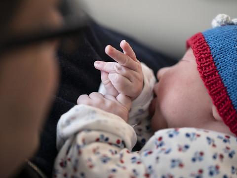 Une initiative populaire demande un congé parental en Suisse
