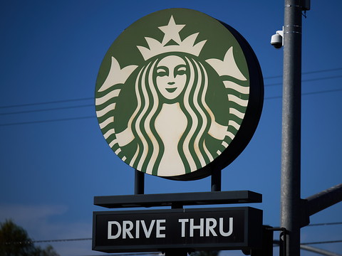 Starbucks doit payer 50 millions de dollars pour un thé renversé