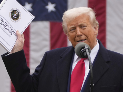 Trump dégaine ses droits de douane, pilonne l'Asie et l'Europe