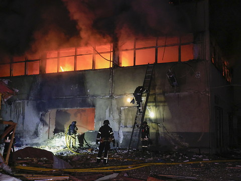 Trois morts et plus de 30 blessés dans des frappes russes à Kharkiv