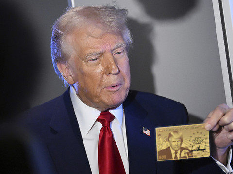 Trump présente la gold card, visa permanent à 5 millions de dollars