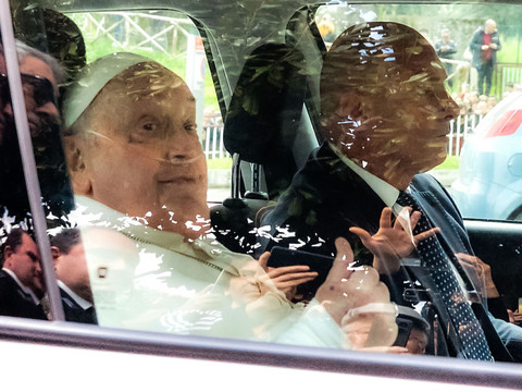 Le pape va mieux et pourrait apparaître dimanche en public