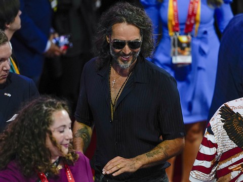 Le comédien britannique Russell Brand inculpé pour viol