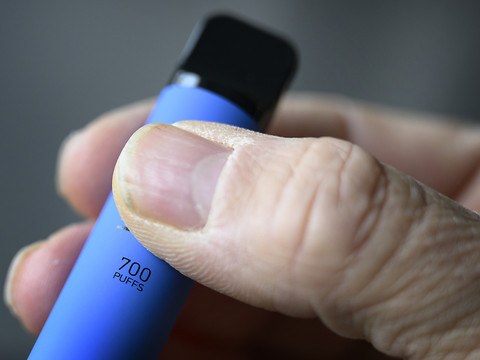 Une commission contre les e-cigarettes à usage unique en Suisse