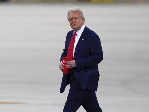 Trump balaie la riposte douanière de Pékin et la déroute boursière