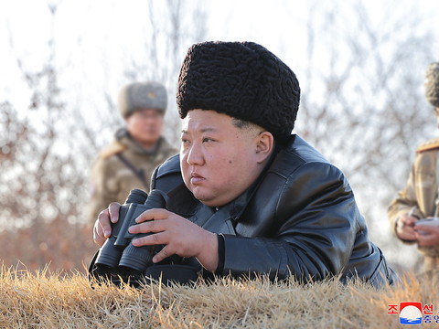 Le dirigeant nord-coréen Kim essaie un nouveau fusil de précision