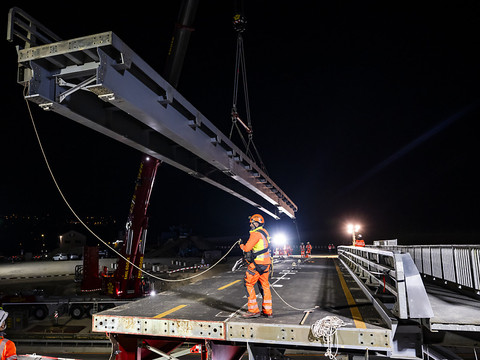 Pose d'un pont provisoire à la jonction autoroutière de Matran (FR)