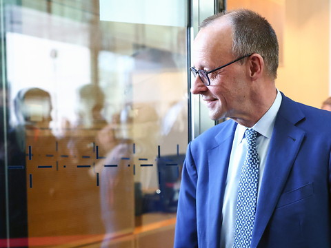 Allemagne: Merz sous pression, son parti rejoint par l'AfD