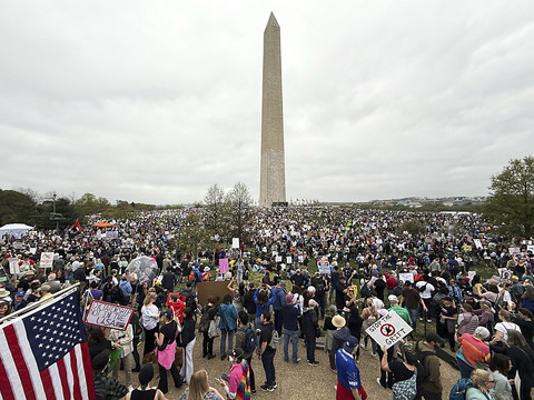 Etats-Unis: manifestations contre la politique de Trump et Musk