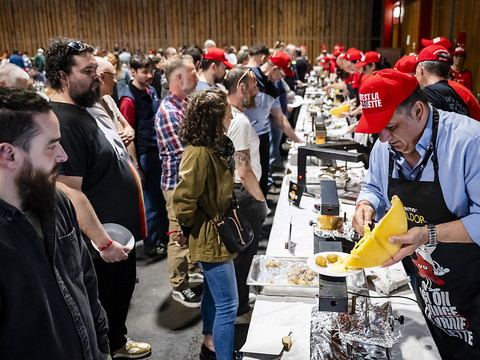 Martigny: le record du monde de la plus grande raclette est suisse