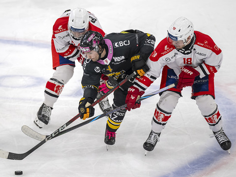 Ajoie prend l'avantage à la 87e