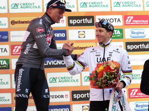 Tadej Pogacar face à Mathieu van der Poel