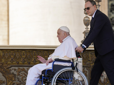 Le pape, convalescent, fait une apparition surprise