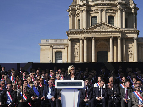 Marine Le Pen dénonce devant ses partisans 