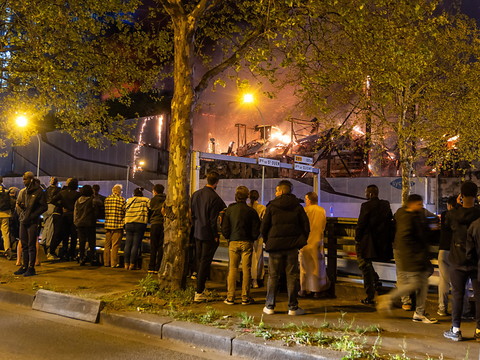 Spectaculaire incendie d'un centre de déchets à Paris circonscrit