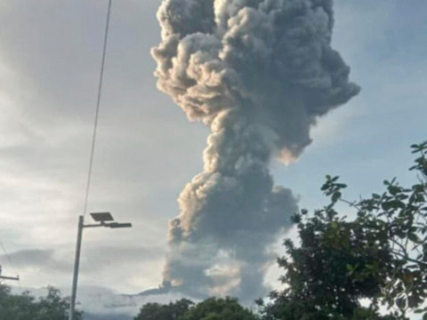 Un volcan philippin dégage un panache de cendres de 4 km de haut