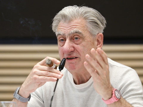 Les Hayek rachètent des actions Swatch pour 10 millions de francs