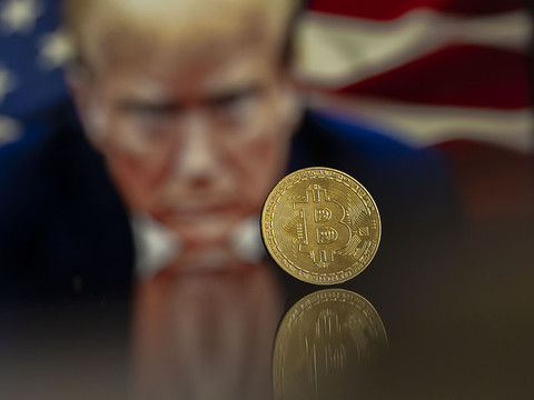 Le bitcoin continue de chuter dans la foulée des droits de douane
