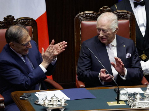 Charles III héraut de la paix en Italie pour ses 20 ans de mariage
