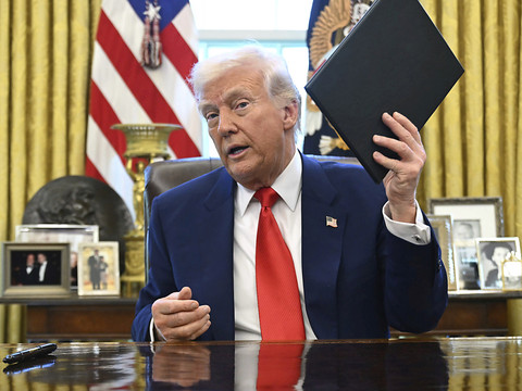 Trump somme d'enquêter sur deux de ses anciens collaborateurs