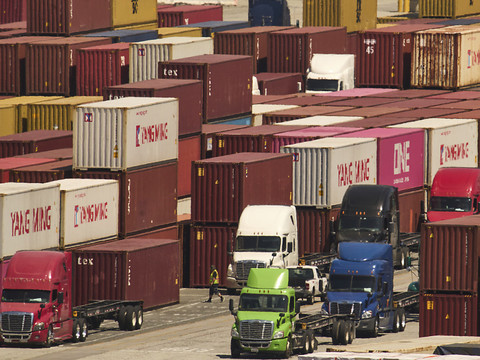 Surtaxes chinoises de 84% sur les produits américains en vigueur