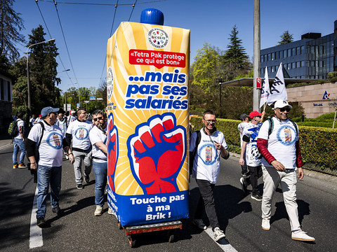 Des salariés français de Tetra Pak manifestent à Pully (VD)