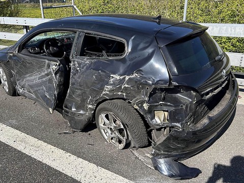 Voiture heurtée sur la bande d'arrêt d'urgence de l'A4 à Ingenbohl