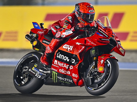 GP du Qatar: Marc Marquez gagne le sprint devant son frère Alex