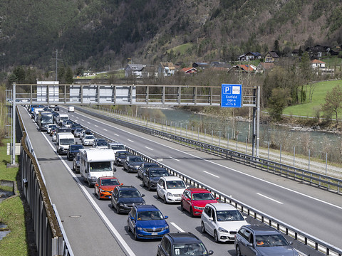 Bouchons et perturbations attendus sur les routes suisses à Pâques