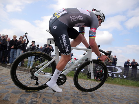 Paris-Roubaix: et de trois pour Mathieu van der Poel