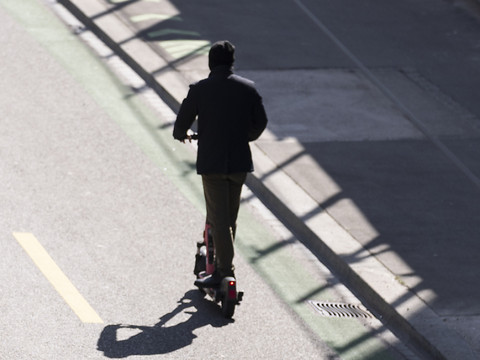 E-trottinettes: nombreuses blessures à la tête dans des accidents