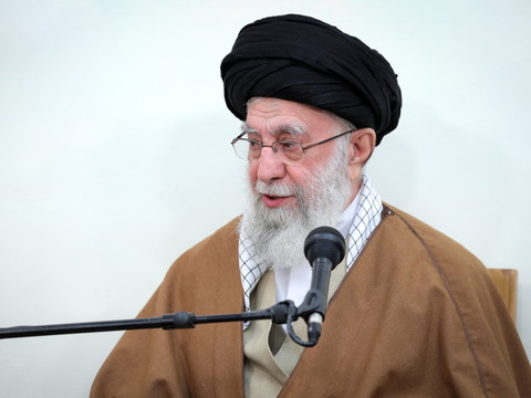 Khamenei salue les discussions avec Washington, reste sceptique