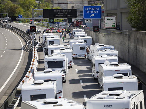 Valais: la police cantonale barre la route à des gens du voyage
