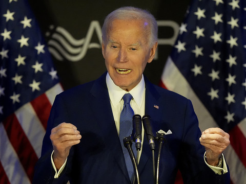 Biden s'en prend à Trump dans son premier discours d'ex-président