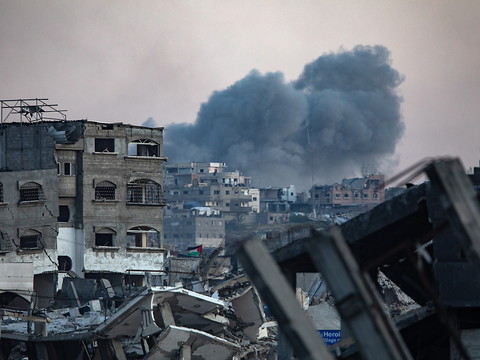 Israël exclut l'entrée d'aide dans Gaza, visée par des frappes