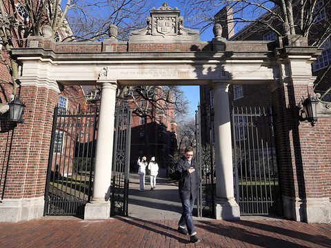 Trump qualifie Harvard de 