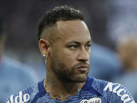Neymar sort à nouveau sur blessure
