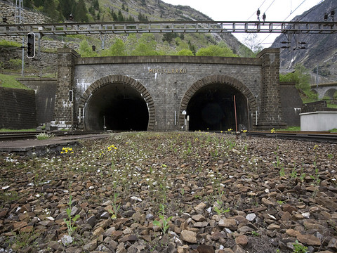 Locomotive en feu dans l'ancien tunnel du Gothard