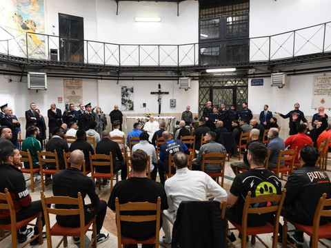 Le pape, en sortie à Rome, dit vivre Pâques 