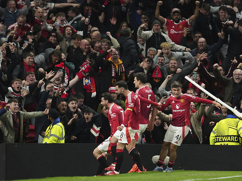 Manchester United en demi-finales en battant des Lyonnais héroïques