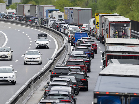 Jusqu'à 15 kilomètres de bouchons devant le portail nord du Gothard