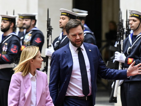 JD Vance affiche son optimisme sur l'Ukraine en rencontrant Meloni