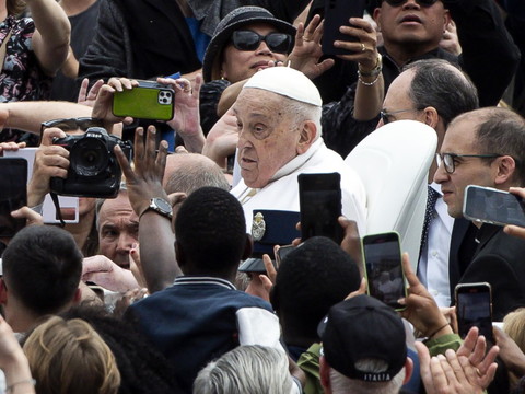 Malgré la fatigue, le pape s'offre un bain de foule pour Pâques