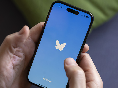 Bluesky, rival de X, institue une icône pour les comptes certifiés