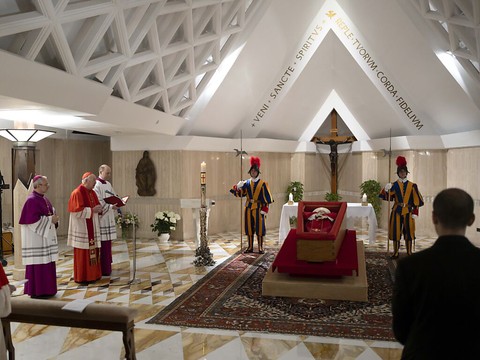 Le Vatican diffuse les premières images du pape dans son cercueil