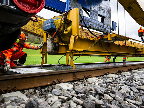 Inauguration de la première centrale solaire sur rails en Suisse