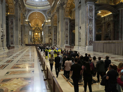 Dernier jour d'hommage au Vatican avant les funérailles du pape