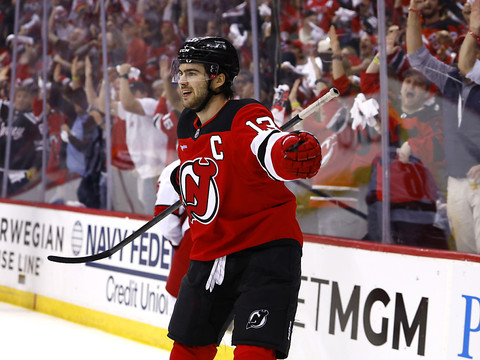Un premier succès pour les Devils face aux Canes