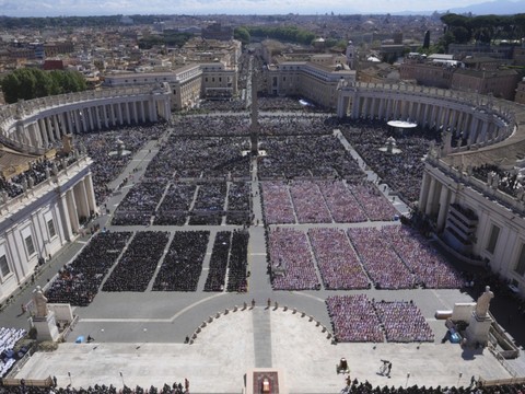 Une marée humaine aux funérailles du pape au 